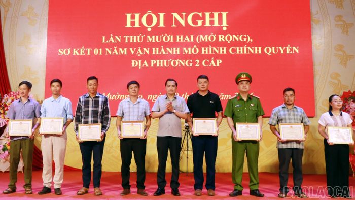 Trao Giấy khen của Chủ tịch UBND xã Mường Bo cho những tập thể, cá nhân có thành tích xuất sắc.