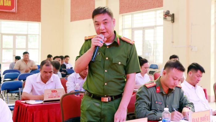 Các đại biểu đóng góp ý kiến làm rõ những thuận lợi, khó khăn sau một năm vận hành chính quyền địa phương 2 cấp.