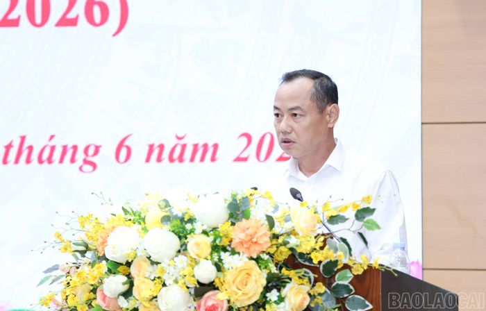 Phó Giám đốc Sở Tài chính phát biểu giải trình tại kỳ họp.