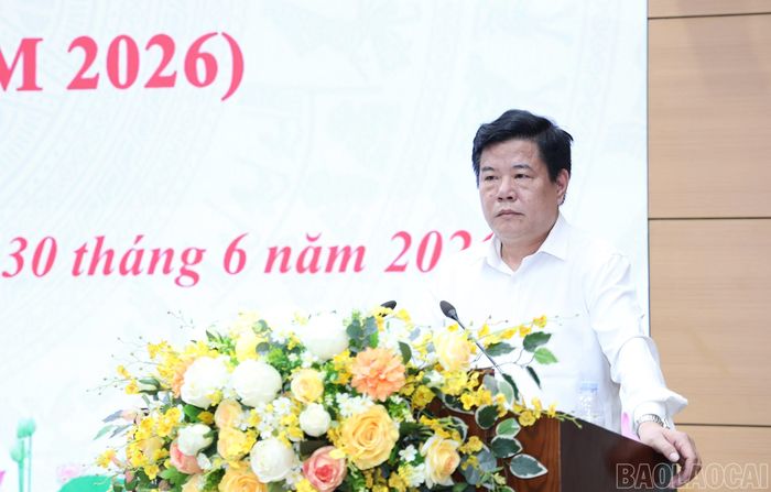 Giám đốc Sở Y tế phát biểu giải trình tại kỳ họp.