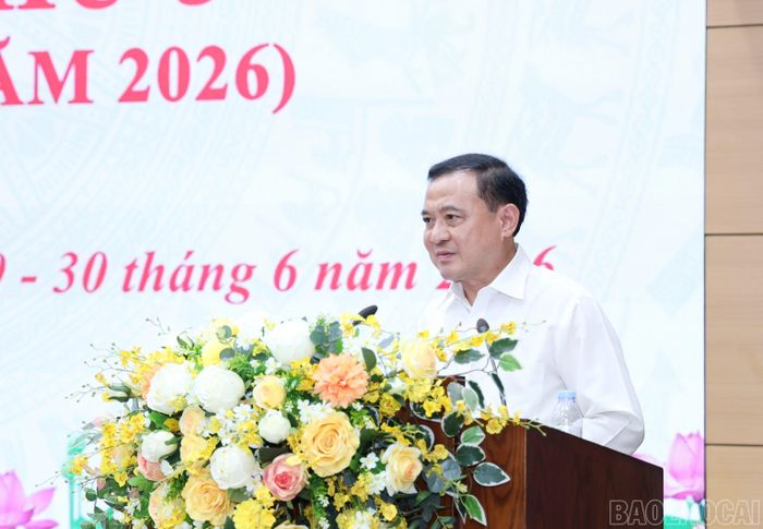 Phó Giám đốc Sở Xây dựng phát biểu giải trình tại kỳ họp.