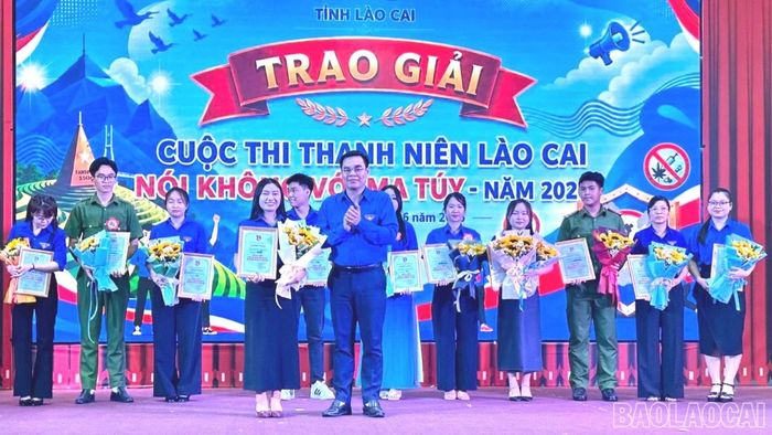 Đồng chí Hà Đức Hải trao giải Nhất cho đội Đoàn xã Pha Long.