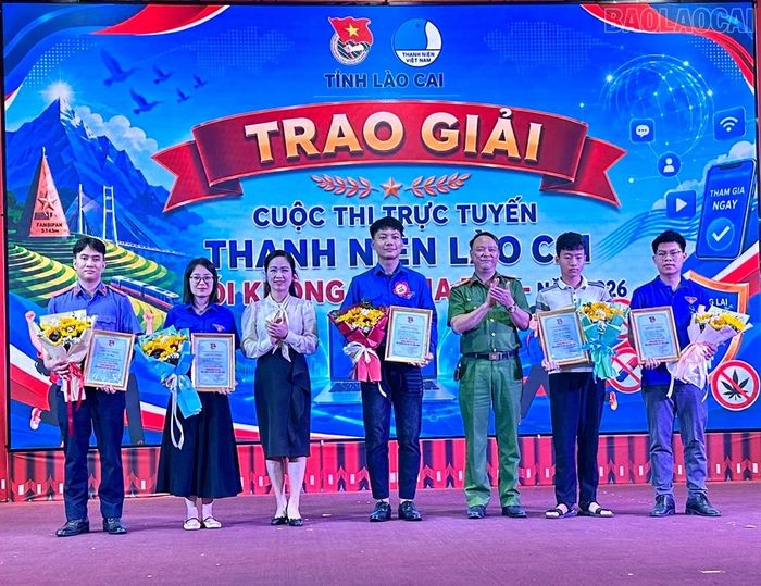 Ban tổ chức trao giải cho các thí sinh tham gia cuộc thi trực tuyến Thanh niên Lào Cai nói không với ma túy năm 2026.