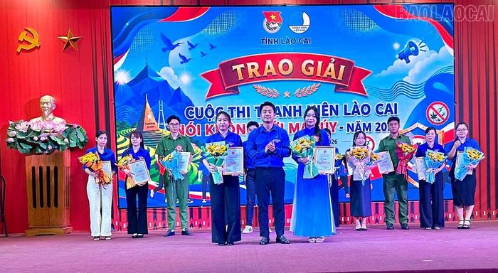 Ban tổ chức trao giải Ba cho đội Đoàn phường Lào Cai và Đoàn phường Yên Bái.