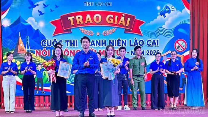 Ban tổ chức trao giải phụ cho các đội thi.