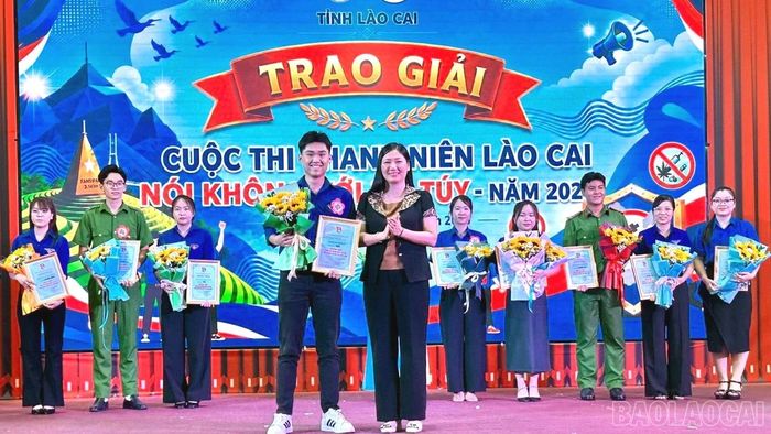 Đồng chí Đoàn Thị Thanh Tâm trao giải Nhì cho đội Đoàn xã Yên Bình.