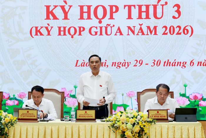 Đồng chí Hoàng Giang - Phó Bí thư Thường trực Tỉnh ủy, Chủ tịch HĐND tỉnh gợi mở một số vấn đề cần tập trung thảo luận, làm rõ.