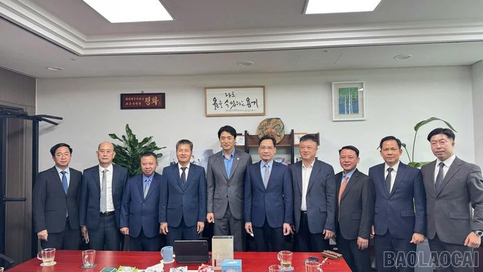 Đoàn đại biểu tỉnh Lào Cai chụp ảnh lưu niệm cùng Ngài Han Jun-ho.
