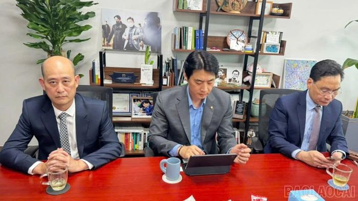 Ngài Han Jun-ho, Nghị sĩ Quốc hội Hàn Quốc phát biểu chào mừng Đoàn đại biểu tỉnh Lào Cai.