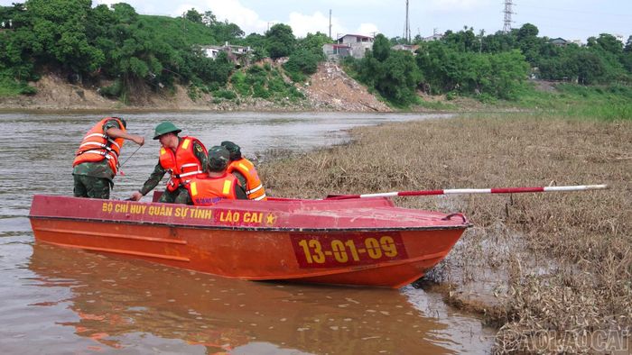 Học viên lớp tập huấn thực hành kỹ thuật điều khiển xuồng tìm kiếm cứu nạn.