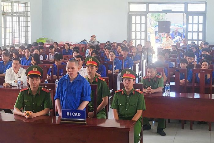 Một bị can liên quan đến tội phạm ma túy được đưa ra xét xử