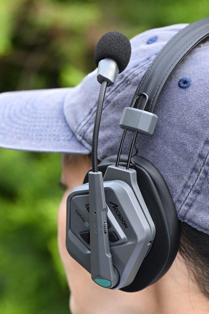 Thao tác gạt mic để tắt tiếng rất mượt mà