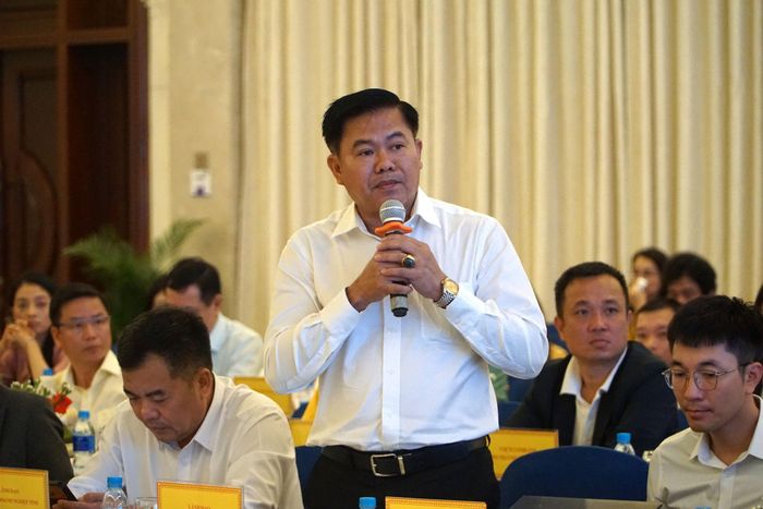 Ông Nguyễn Hữu Thành, Phó Chủ tịch Hiệp hội Doanh nghiệp tỉnh phát biểu tại hội nghị