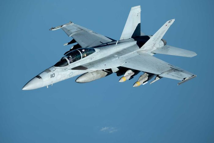 Tiêm kích F/A-18 Super Hornet thuộc nhóm tác chiến tàu sân bay Harry S. Truman thực hiện nhiệm vụ bay tại khu vực CENTCOM. Ảnh: Hải quân Mỹ