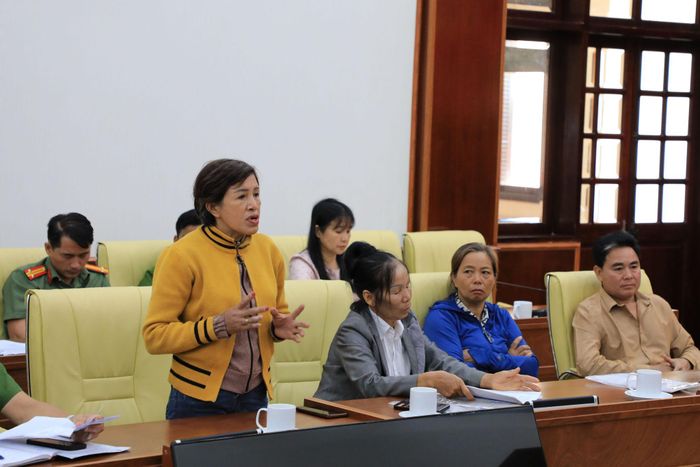 Các hộ dân trong vụ việc khiếu nại kéo dài vượt cấp tại xã Quảng Trực, tỉnh Lâm Đồng trao đổi ở các buổi tiếp dân