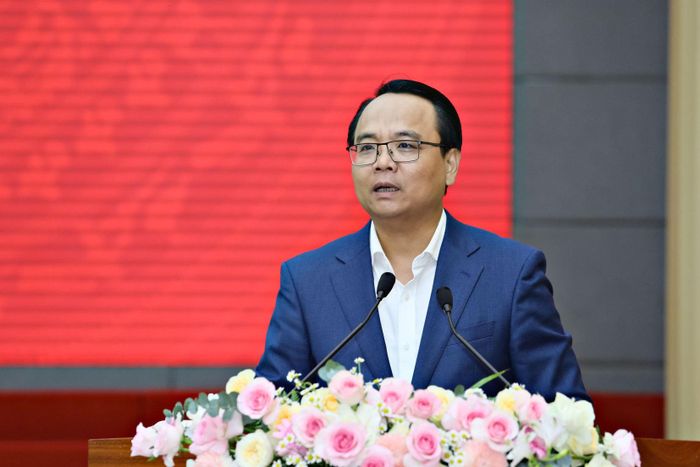 Phó Bí thư Thường trực Tỉnh ủy Đặng Hồng Sỹ thông qua các nội dung tờ trình của Ban Thường vụ Tỉnh ủy