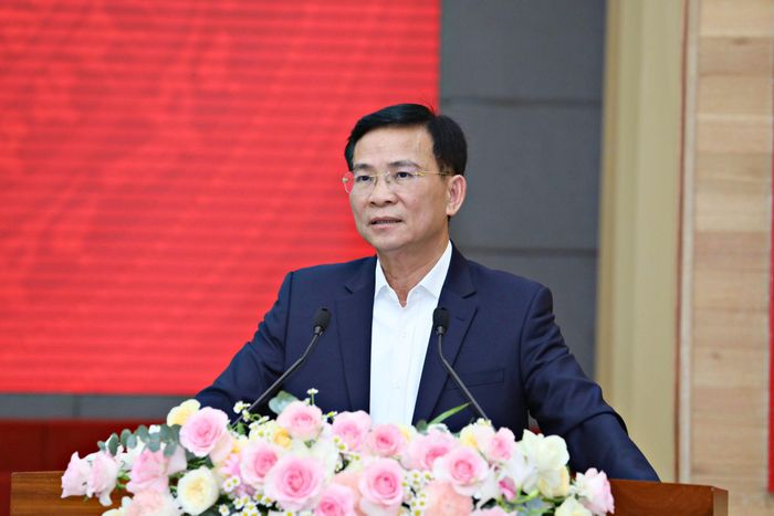 Đồng chí Hồ Văn Mười, Ủy viên Ban Chấp hành Trung ương Đảng, Phó Bí thư Tỉnh ủy, Chủ tịch UBND tỉnh Lâm Đồng phát biểu giải trình các nội dung