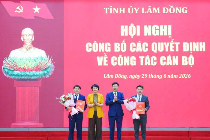 Đồng chí Lưu Văn Trung, Phó Bí thư Tỉnh ủy, Chủ tịch HĐND tỉnh và đồng chí Phạm Thị Phúc, Phó Bí thư Tỉnh ủy, Chủ tịch Ủy ban MTTQ Việt Nam tỉnh trao quyết định bổ nhiệm, luân chuyển cán bộ
