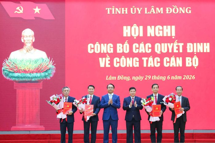 Đồng chí Y Thanh Hà Niê Kđăm, Ủy viên Ban Chấp hành Trung ương Đảng, Bí thư Tỉnh ủy, Trưởng Đoàn ĐBQH tỉnh Lâm Đồng và đồng chí Đặng Hồng Sỹ, Phó Bí thư Thường trực Tỉnh ủy trao quyết định, tặng hoa chúc mừng các đồng chí cán bộ được bổ nhiệm, luân chuyển