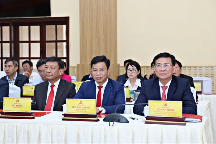 Các đồng chí: Hồ Văn Mười, Ủy viên Ban Chấp hành Trung ương Đảng, Phó Bí thư Tỉnh ủy, Chủ tịch UBND tỉnh; Lưu Văn Trung, Phó Bí thư Tỉnh ủy, Chủ tịch HĐND tỉnh; Bùi Thắng, Phó Bí thư Tỉnh ủy dự hội nghị
