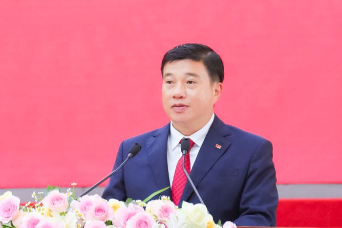 Đồng chí Y Thanh Hà Niê Kđăm, Ủy viên Ban Chấp hành Trung ương Đảng, Bí thư Tỉnh ủy, Trưởng Đoàn ĐBQH tỉnh Lâm Đồng phát biểu chỉ đạo tại Hội nghị công bố các quyết định về công tác cán bộ