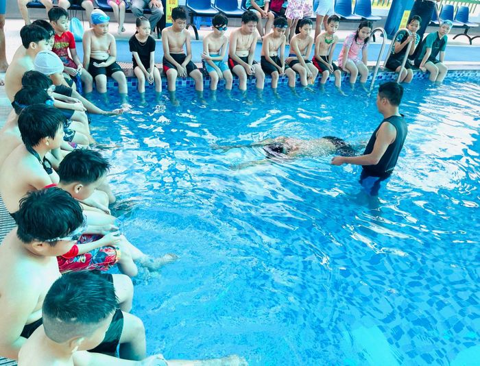 Các em được hướng dẫn kỹ thuật phối hợp tay - chân - nhịp thở trước khi thực hành trong hồ bơi