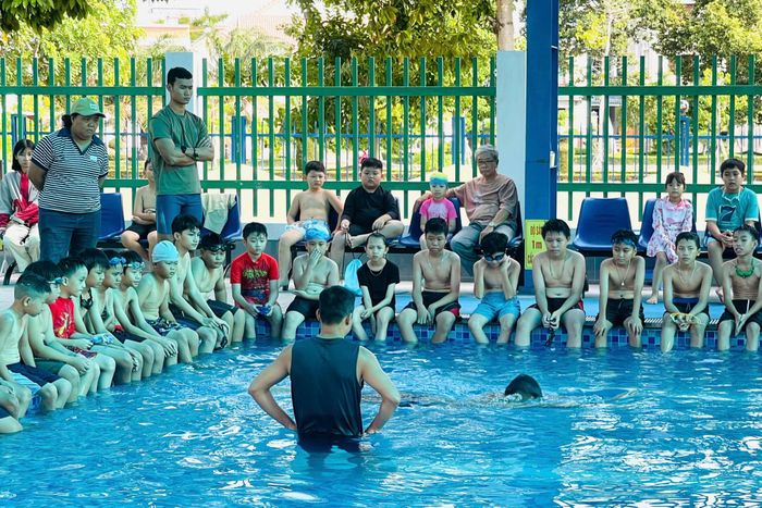 Giáo viên hướng dẫn về kỹ thuật thở dưới nước đúng cách