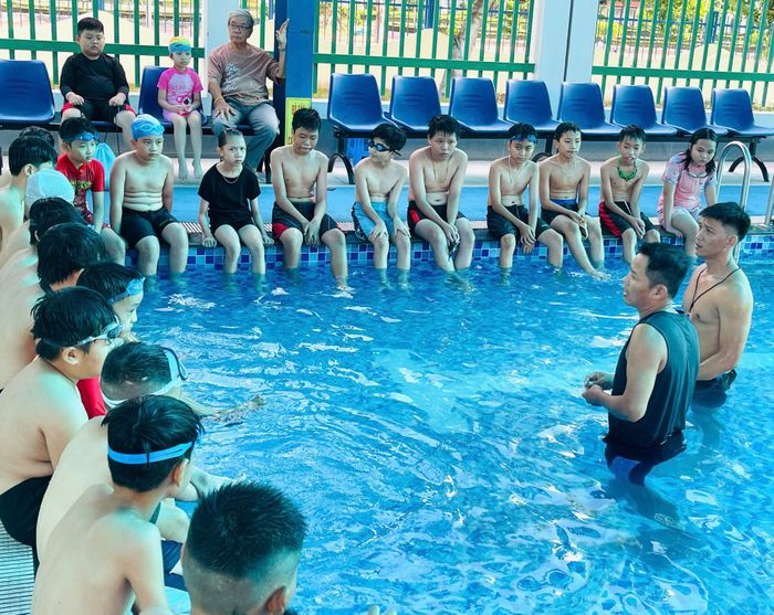 Giáo viên đang phổ biến nguyên tắc an toàn khi tham gia hoạt động dưới nước