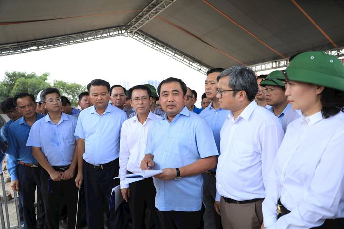 Buổi kiểm tra dự án cải tạo, nâng cấp Quốc lộ 6 đoạn Hà Đông - Xuân Mai Nguồn ảnh: Hanoimoi.vn