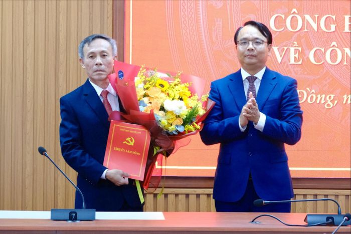 Đồng chí Đặng Hồng Sỹ, Phó Bí thư Thường trực Tỉnh ủy tặng hoa chúc mừng tân Trưởng Ban Nội chính Tỉnh ủy Nguyễn Văn Tám