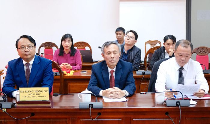 Đồng chí Đặng Hồng Sỹ, Phó Bí thư Thường trực Tỉnh ủy; đồng chí Nguyễn Văn Tám, Ủy viên Ban Thường vụ Tỉnh ủy, Trưởng Ban Nội chính Tỉnh ủy tham dự hội nghị