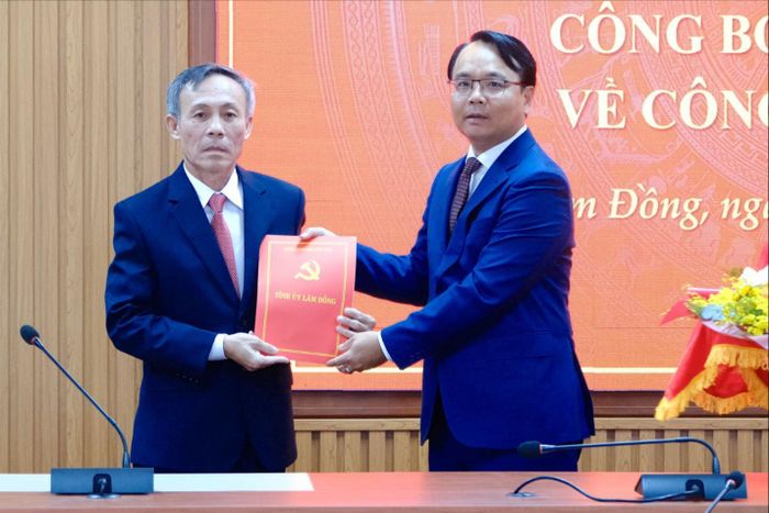 Đồng chí Đặng Hồng Sỹ, Phó Bí thư Thường trực Tỉnh ủy trao quyết định của Ban Thường vụ Tỉnh ủy về việc điều động đồng chí Nguyễn Văn Tám đến nhận công tác tại Ban Nội chính Tỉnh ủy; đồng thời bổ nhiệm giữ chức Trưởng Ban Nội chính Tỉnh ủy