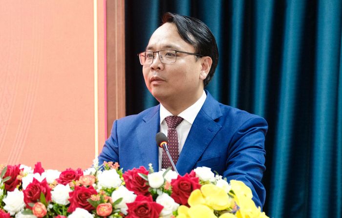 Đồng chí Đặng Hồng Sỹ, Phó Bí thư Thường trực Tỉnh ủy phát biểu chúc mừng và giao nhiệm vụ đối với đồng chí Nguyễn Văn Tám được Ban Thường vụ Tỉnh ủy tin tưởng giao trọng trách mới