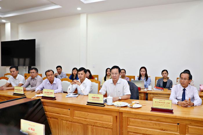 Lãnh đạo các sở, ban, ngành tham dự hội nghị