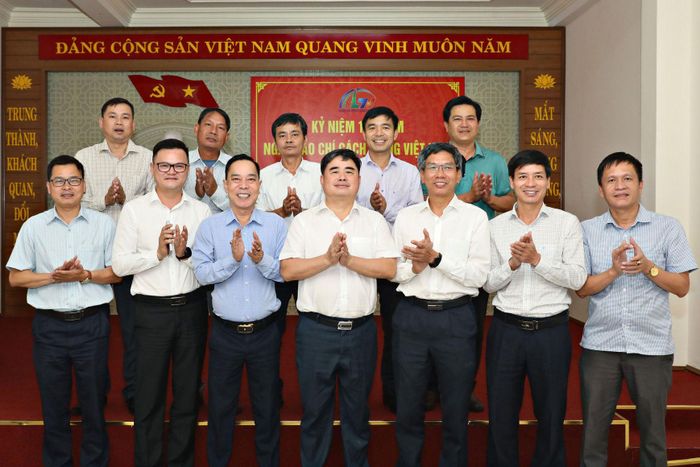 Các đại biểu 2 cơ quan chụp hình lưu niệm sau buổi làm việc