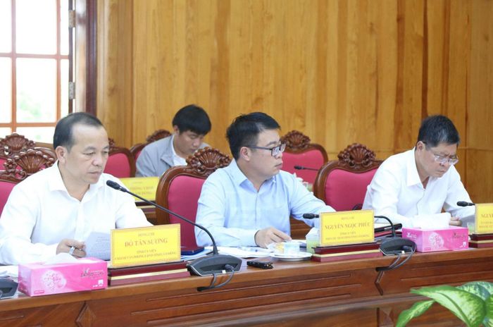 Các Phó Chủ tịch UBND tỉnh và Chánh Văn Phòng UBND tỉnh tham dự buổi làm việc