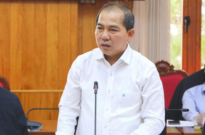 Giám đốc Sở Tài chính Lê Ngọc Tiến báo cáo đoàn làm việc về kết quả tháo gỡ các vướng mắc đối với những dự án đầu tư tại địa bàn