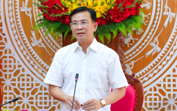 Ủy viên Ban Chấp hành Trung ương Đảng, Phó Bí thư Tỉnh ủy, Chủ tịch UBND tỉnh Hồ Văn Mười phát biểu tại buổi làm việc