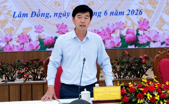 Giám đốc Sở Nông nghiệp và Môi trường Phan Nguyễn Hoàng Tân điều hành phần thảo luận các nhiệm vụ, giải pháp cho 6 tháng cuối năm