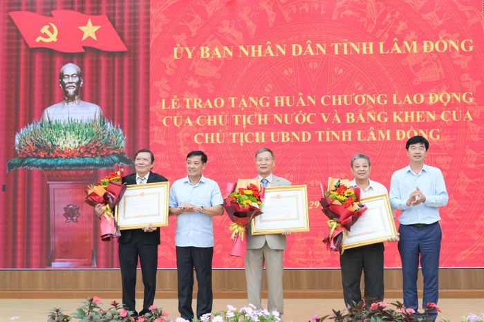 Đồng chí Lê Trọng Yên, Ủy viên Ban Thường vụ Tỉnh ủy, Phó Chủ tịch Thường trực UBND tỉnh Lâm Đồng đã trao Huân chương Lao động hạng Nhì và hạng Ba cho các cá nhân