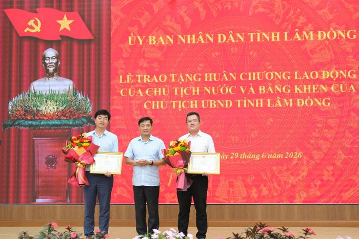 Đồng chí Lê Trọng Yên, Ủy viên Ban Thường vụ Tỉnh ủy, Phó Chủ tịch Thường trực UBND tỉnh Lâm Đồng trao Bằng khen của Chủ tịch UBND tỉnh cho các cá nhân