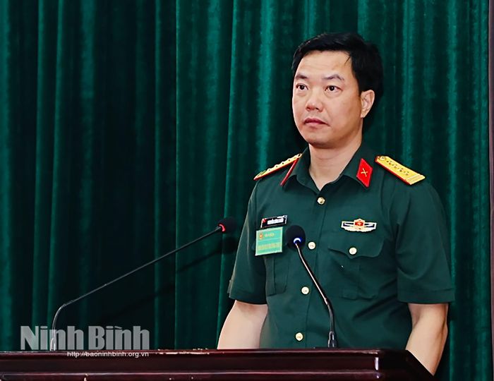 Đồng chí Đại tá Nguyễn Công Chiến, Phó Chỉ huy trưởng -Tham mưu trưởng Bộ CHQS tỉnh báo cáo quy trình diễn tập
