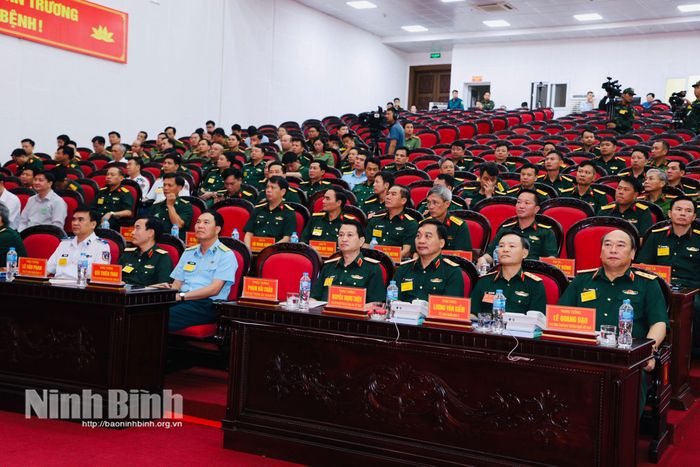 Đồng chí Trung tướng Lê Quang Đạo, Phó Tổng Tham mưu trưởng Quân đội nhân dân Việt Nam và các đại biểu dự hội nghị.