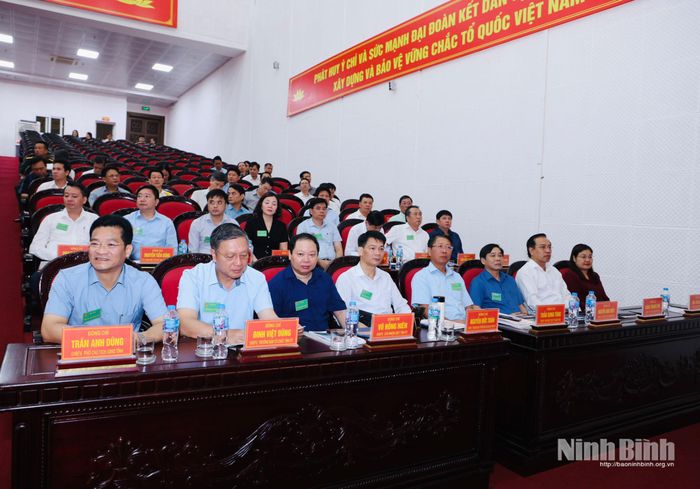 Đồng chí Trần Huy Tuấn, Ủy viên Trung ương Đảng, Bí thư Tỉnh ủy, Trưởng Ban Chỉ đạo diễn tập phòng thủ dân sự tỉnh và các đại biểu tham dự hội nghị.