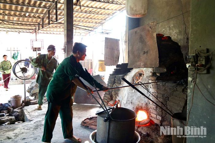 Thợ thủy tinh liên tục phải làm việc trong môi trường có nhiệt độ cao (trung bình 40-50 độ).