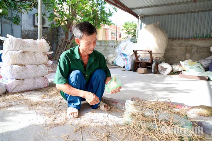 Người thợ kiểm tra chất lượng cốc thủy tinh trước khi xuất bán cho các thương lái.