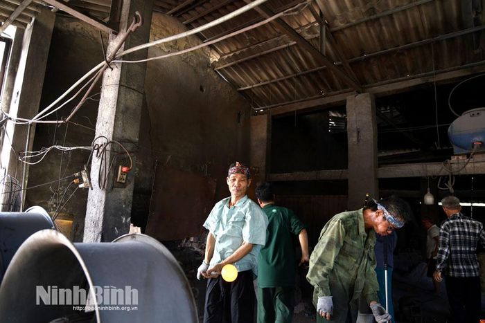 Các thợ phối hợp nhịp nhàng trong dây chuyền sản xuất thủy tinh thủ công.