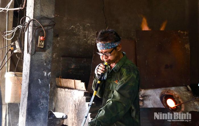 Mỗi người thợ sử dụng một ống kim loại dài khoảng 2 m để lấy thủy tinh nóng chảy từ lò nung, rồi khéo léo điều tiết hơi thở.