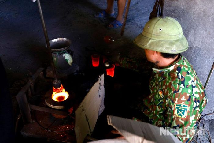 Sau khi được thổi tạo hình trong khuôn, sản phẩm được chuyển sang công đoạn cắt mép, tạo miệng cốc tròn đều và nhẵn mịn.