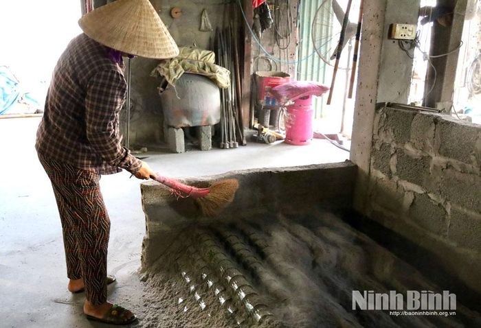 Ủ tro để cốc nguội nguội từ từ, tăng độ bền cho sản phẩm.